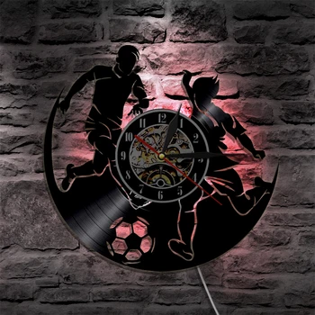 1Piece Hrať futbal Futbal Šport LED Siluetu Black Závesné Vinyl Nástenné Hodiny, Moderné Vonkajšie Športové Zmena Farby Hodiny