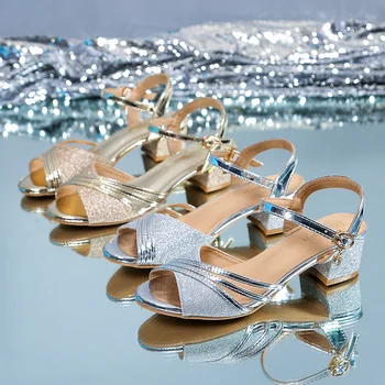 Dámske topánky 2020 nové letné sandále svetlé kožené námestie päty topánky dámske zlaté a strieborné jedno tlačidlo dámske sandále